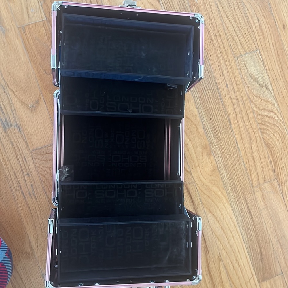 Pink storage box. - Picture 7 of 8